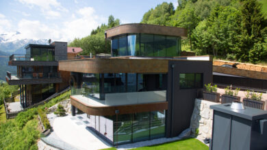 Bei diesem exklusiven Einfamilienhaus in Hanglage wurden alle drei Geschosse von Glas+Metall Weissofner mit raumhohen Glasfronten über die ganze Hauslänge ausgeführt. © Glas+Metall Weissofner