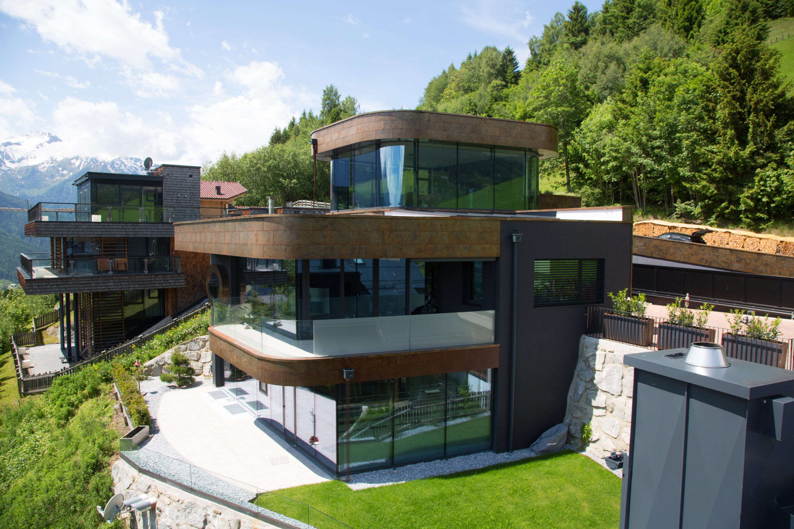Bei diesem exklusiven Einfamilienhaus in Hanglage wurden alle drei Geschosse von Glas+Metall Weissofner mit raumhohen Glasfronten über die ganze Hauslänge ausgeführt. © Glas+Metall Weissofner