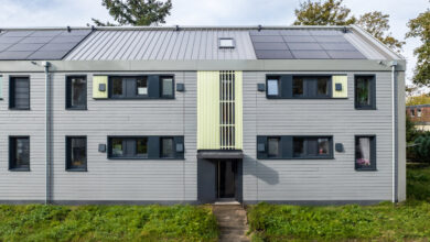 Eine neue Hülle aus vorgefertigten Fassaden- und Dachelementen und eine digitalisierte Planung vom Aufmaß bis zur Werkplanung zeichnen die serielle Sanierung nach dem Vorbild Energiesprong aus. © Ecoworks