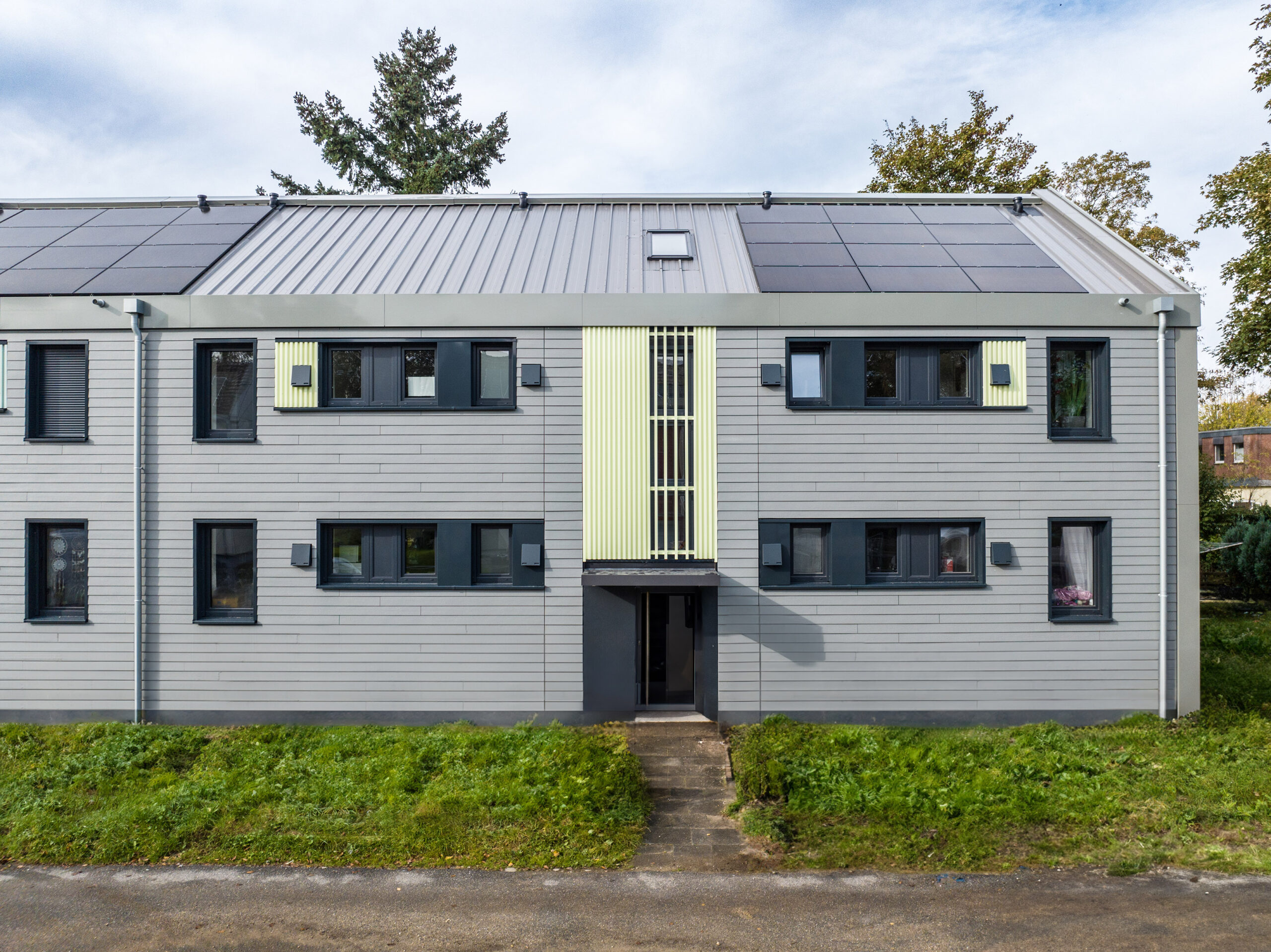 Eine neue Hülle aus vorgefertigten Fassaden- und Dachelementen und eine digitalisierte Planung vom Aufmaß bis zur Werkplanung zeichnen die serielle Sanierung nach dem Vorbild Energiesprong aus. © Ecoworks