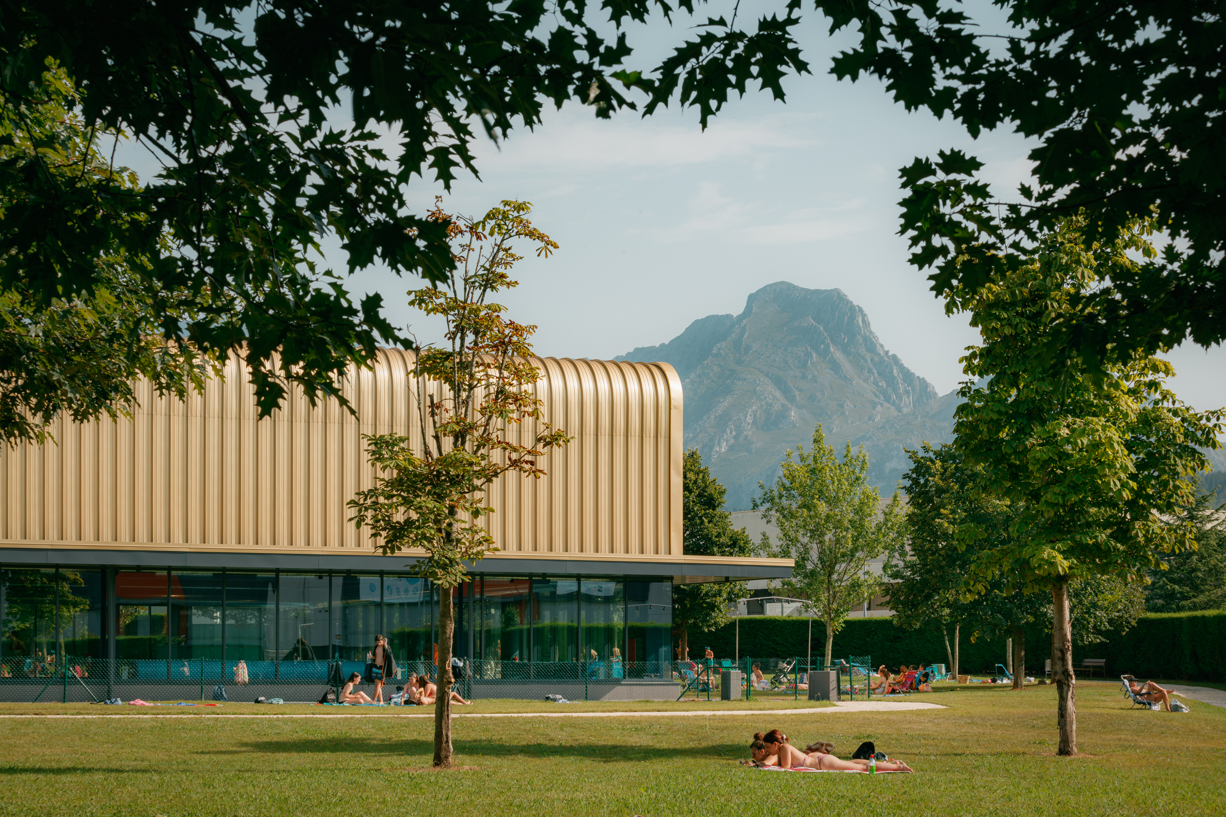 Mit der Oberflächenveredelung "AluPlusPatina" in einem Gold-Ton versehen, erstrahlt die neue Schwimmhalle von Abadiño in metallisch-edlem Glanz. © Kalzip GmbH