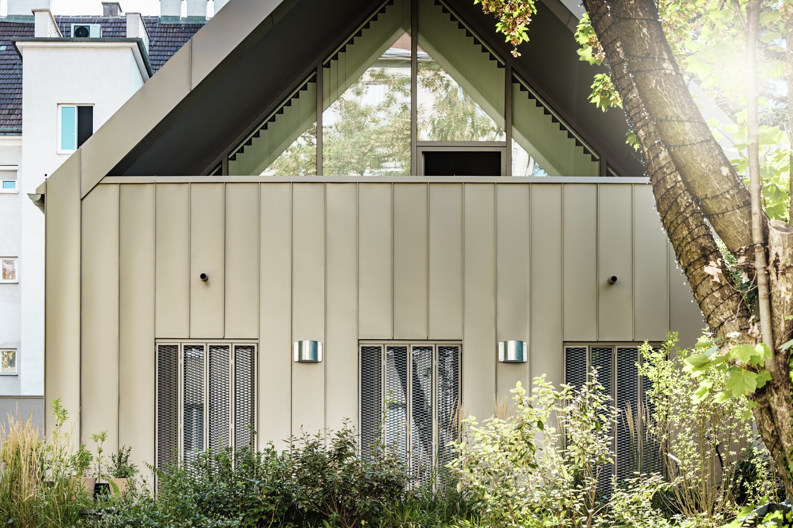 Aluminium-Fassade für die Glasbläserei. Copyright: Prefa Croce Wirscaled