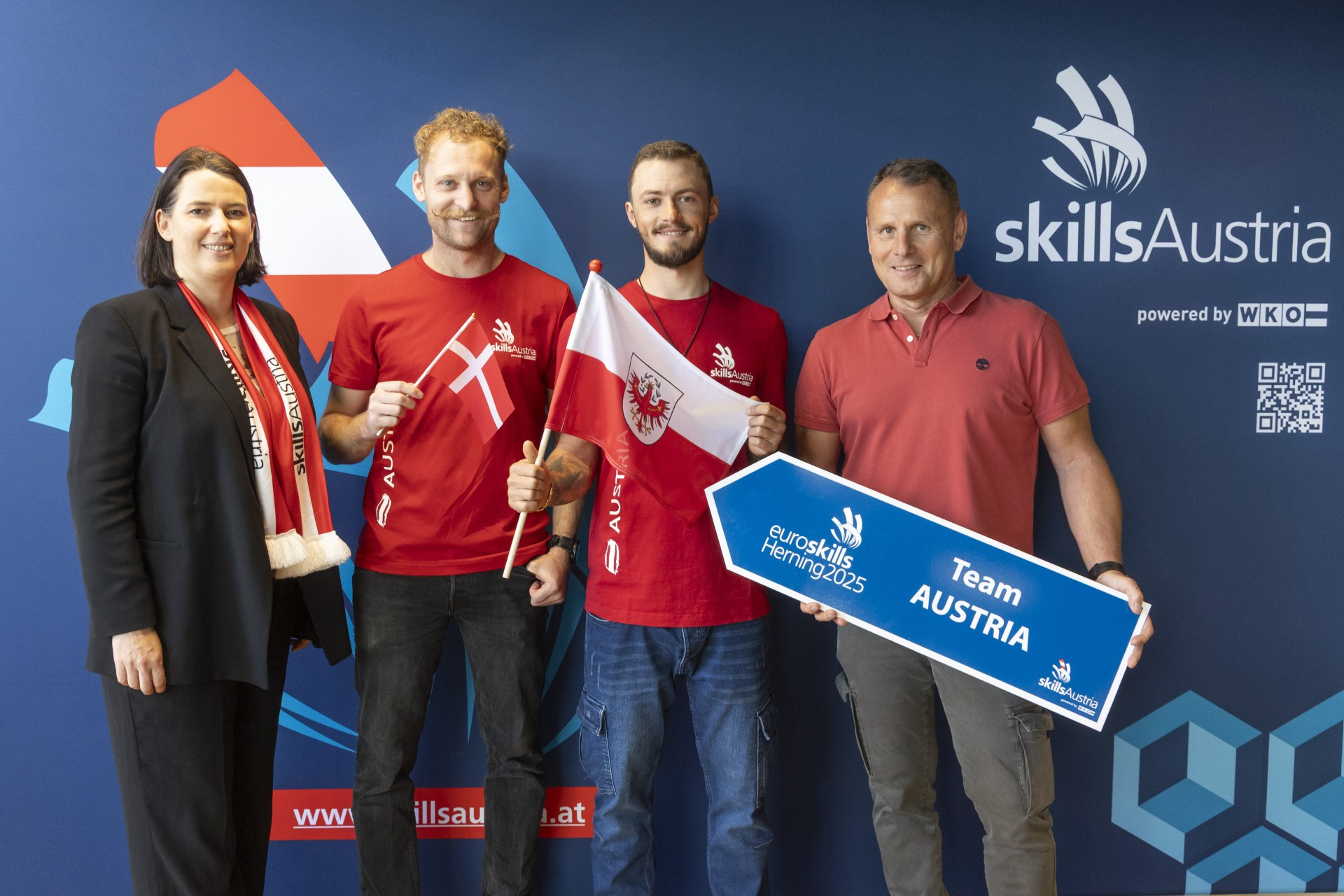 Tirols Wirtschaftskammer-Präsidentin Barbara Thaler, Bundeslehrlingswart Marcel Peer, EuroSkills-Teilnehmer Jakob Gratl und der Tiroler Landesinnungsmeister Thomas Senn. © Die Fotografen