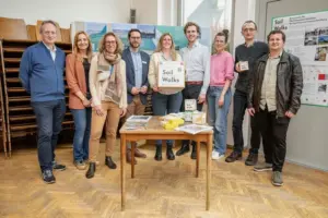 Soil Walks-Projektteam mit Bgm. Martin Pelzer in Altmünster (von links: Josef Wallenberger, Nina Sillipp, Barbara Birli, Martin Pelzer, Barbara Steinbrunner, Elias Grinzinger, Lena Schartmüller, Sigbert Huber, Simon Weiss-Eizinger) © Christoph Kleinsasser