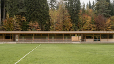 Eines der nominierten Projekte in Kärnten. Ein langes, einstöckiges Haus im Grünen.