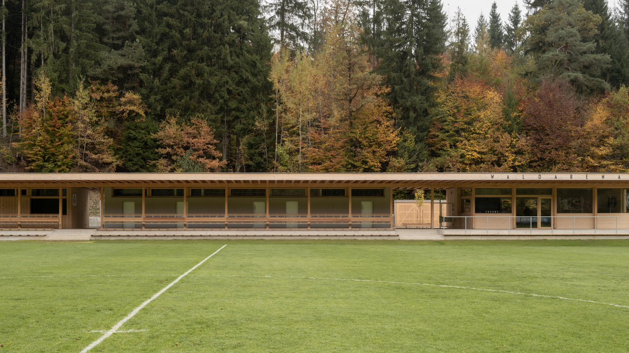Eines der nominierten Projekte in Kärnten. Ein langes, einstöckiges Haus im Grünen.