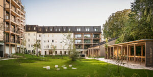 Ein Hotel und Wohnhaus mit einem Park.