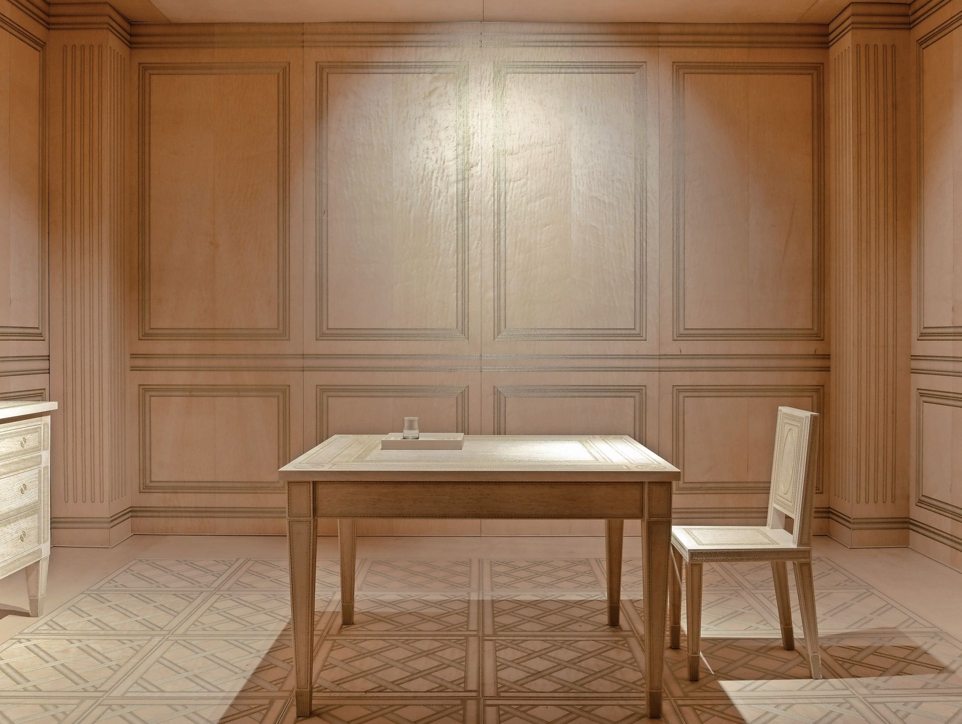 Der in das Holz gestickte Metallfaden wird selbst zum Dekor und verleiht dem Oberflächen-Bild durch seine Dreidimensionalität zusätzliche Tiefe. (C) Locatelli Partners