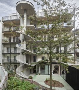 Das Stadthaus in Linz: Ein modernes Gebäude mit Wendeltreppe und Garten.
