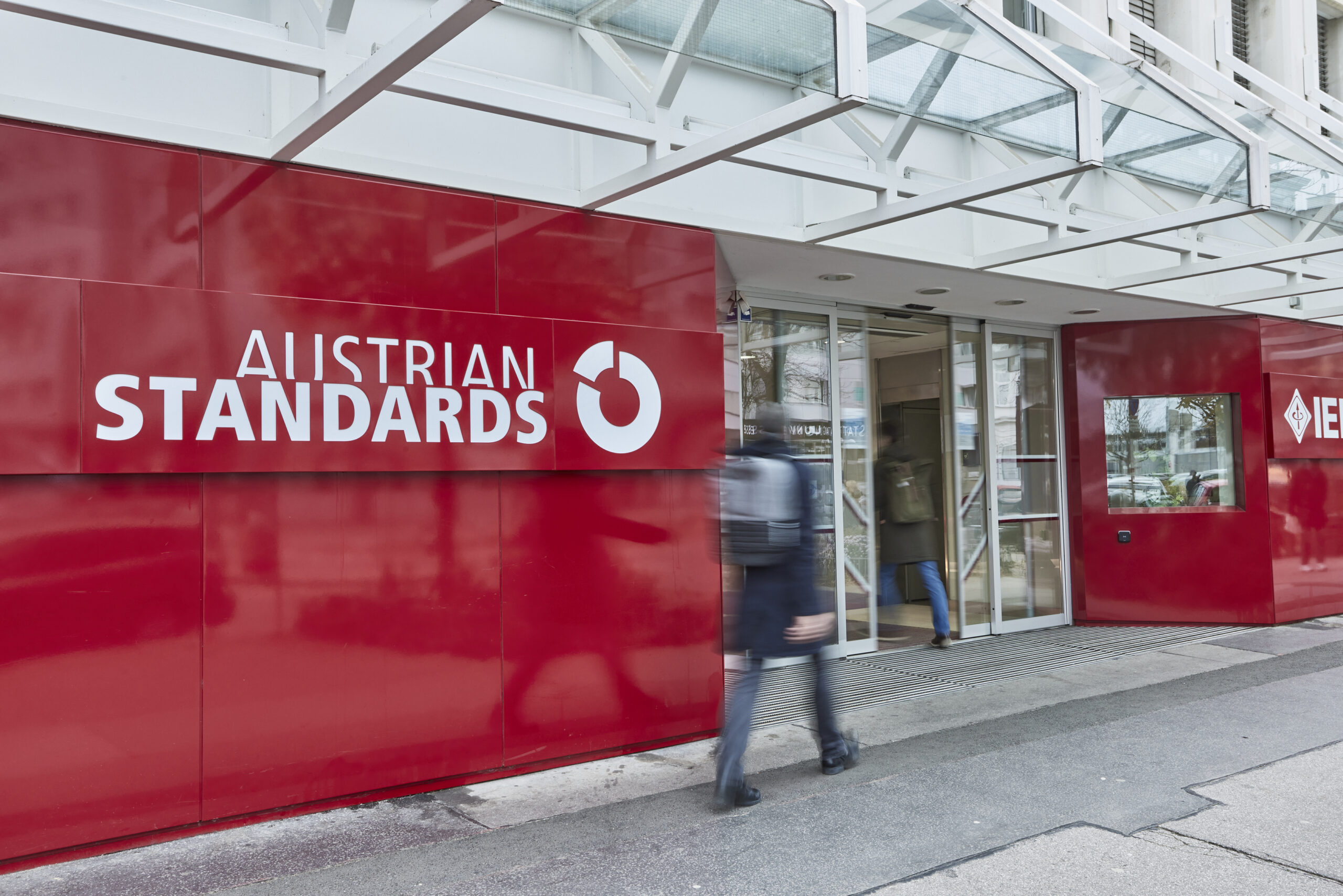 Das Hauptgebäude von Austrian Standards mit seiner roten Fassade und dem Logo.