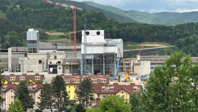 Außenaufnahme der "Ofenhalle", die aktuell mit Leichtbauelementen von Domico errichtet wird. © Domico