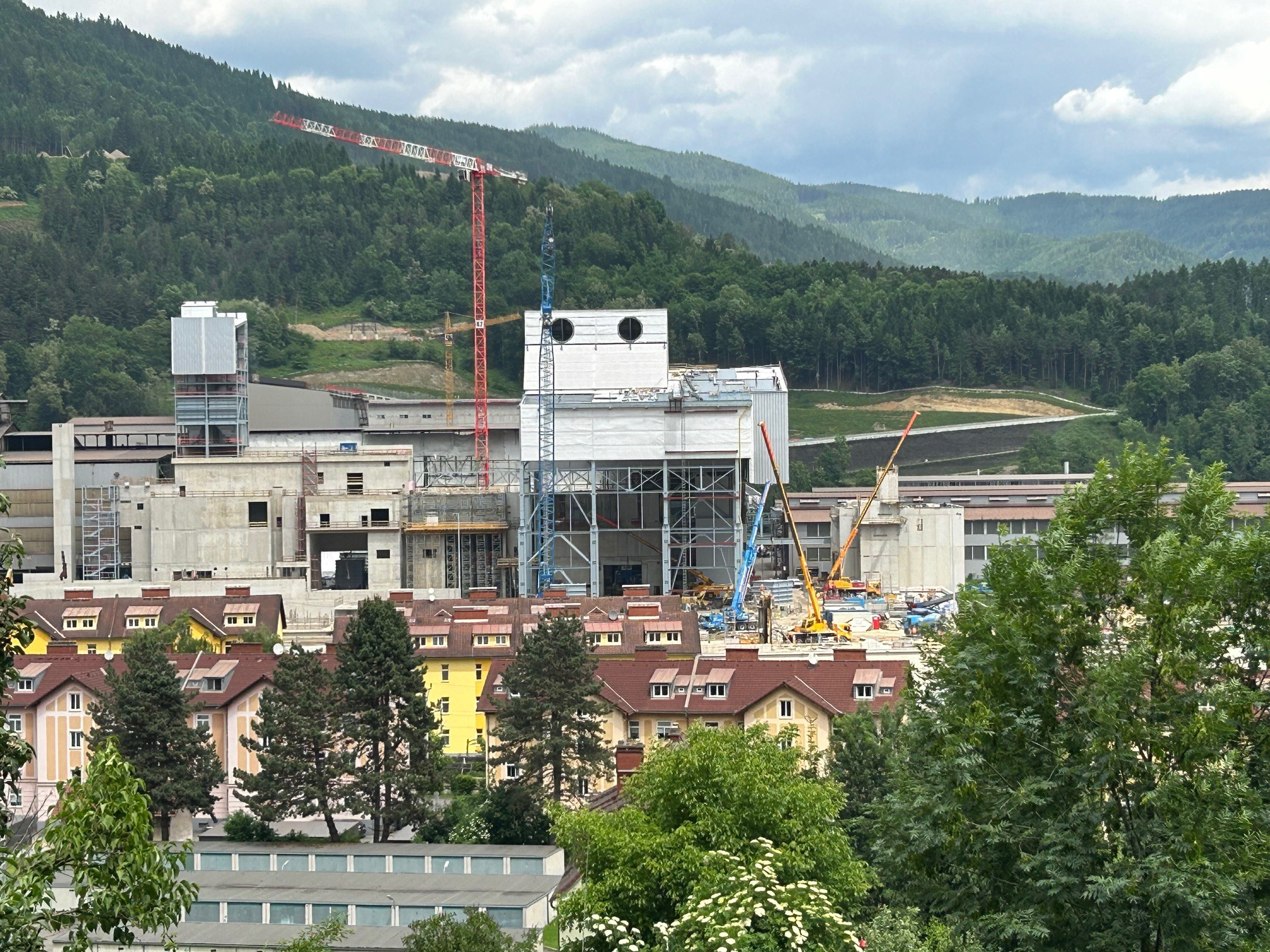 Außenaufnahme der "Ofenhalle", die aktuell mit Leichtbauelementen von Domico errichtet wird. © Domico