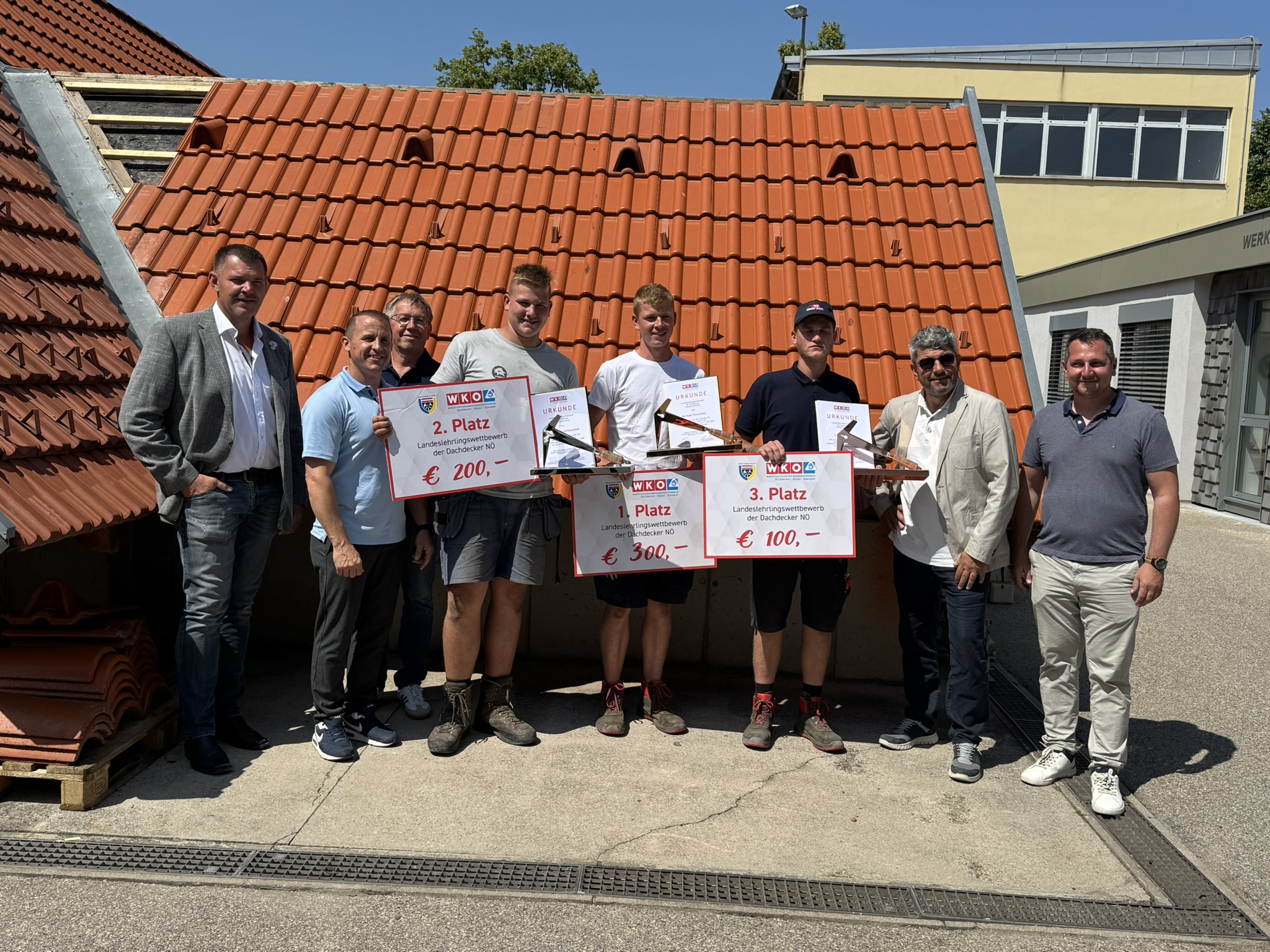 Bitte zum Gruppenfoto (v. l.): Landesinnungsmeister-Stv. Helmuth Degeorgi, Landeslehrlingswart und Jury-Mitglied Michael Wiesmüller, Martin Peer (Jury), Michael Kerschbaumer (2. Platz), Michael Kronister (1. Platz), Florian Ziegler (3. Platz), Wilhelm Lintner (Jury) und Landesinnungsmeister-Stv. Markus Brandstetter. © LI DGS NÖ