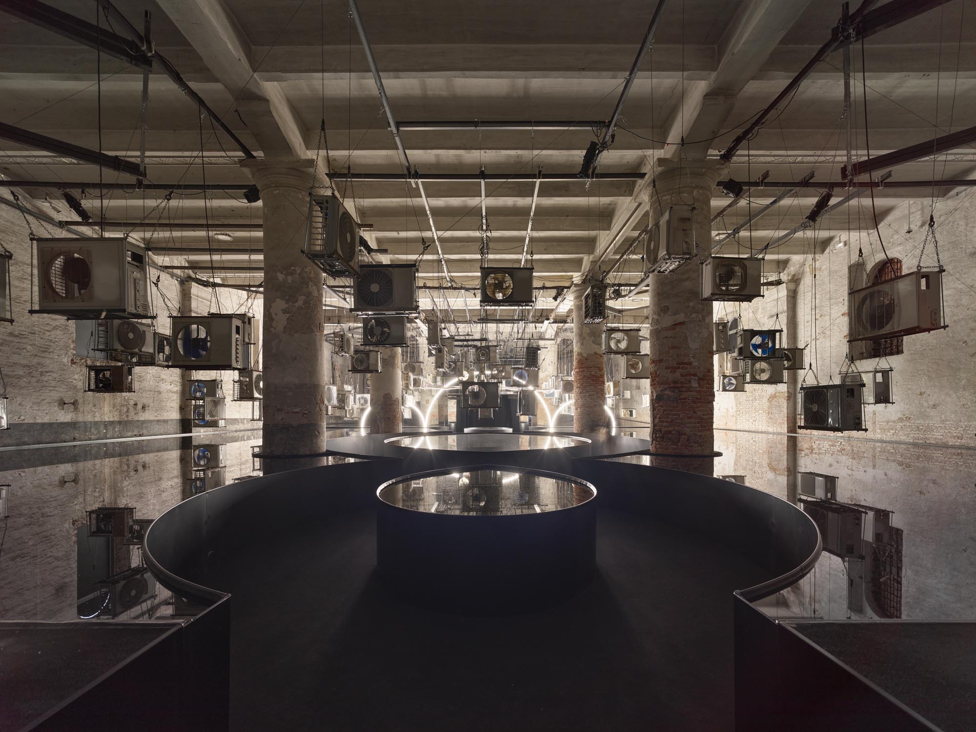 Die Installation "Terms and Conditions" auf der Architektur Biennale 2025 in Venedig
