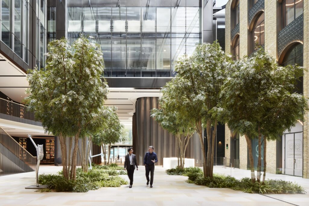 Das Büro als hochattraktiver Lebensraum, mit Restaurants, Bars, Fitnesscenter, Wellness-Suite und Clubhaus, Veranstaltungsräumen und einer doppelstöckigen Lobby mit einem begrünten Atrium. © Jack Hobhouse