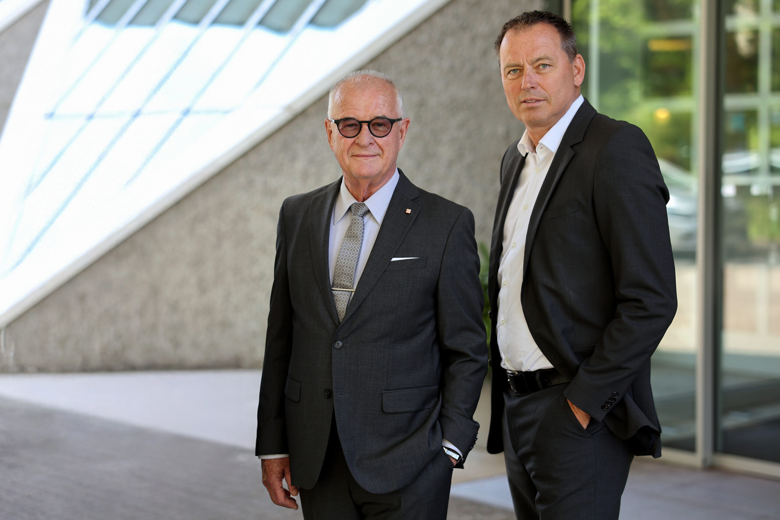 Rechts im Bild: der neue Vorstand der Roto Frank Holding AG, Christoph Hugenberg. Sein Vorgänger Eckhard Keill (links im Bild) übernimmt zukünftig Aufgaben im Aufsichtsrat der Roto Frank Holding AG und ist weiterhin Vorsitzender der drei Aufsichtsräte der Roto Divisionen. © Roto Frank Holding AG