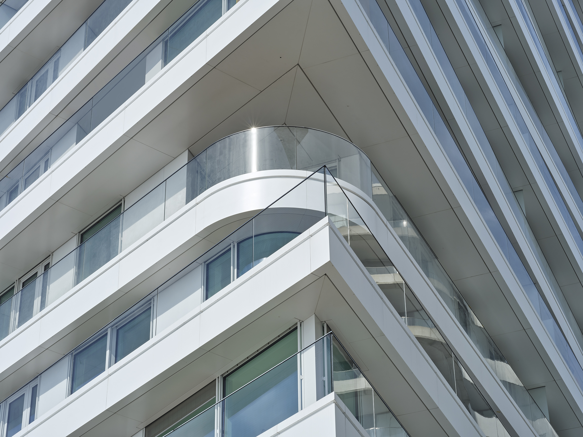 Mit seinen umlaufenden Balkonen im Kreuzfahrtstil erlaubt der FiftyNine Außenbezug für alle Wohnungen und einen atemberaubenden Rundblick über den Hamburger Hafen und die Stadt. © Olaf Rohl / Saint-Gobain Glass
