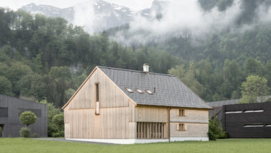 Mit dem Erweiterungsbau des Museums Bezau schufen Innauer Matt Architekten eine interessante Symbiose von Alt und Neu, die auch die Jury des Velux Architektur-Wettbewerbs 2024/25 überzeugt. © Velux / Dominic-Kummer