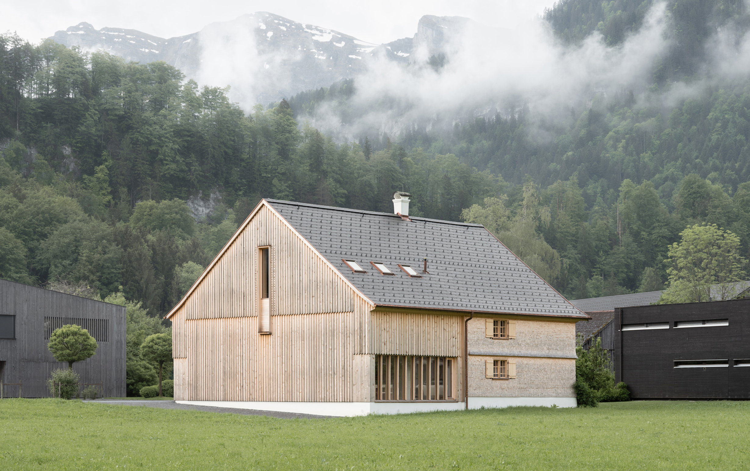 Mit dem Erweiterungsbau des Museums Bezau schufen Innauer Matt Architekten eine interessante Symbiose von Alt und Neu, die auch die Jury des Velux Architektur-Wettbewerbs 2024/25 überzeugt. © Velux / Dominic-Kummer