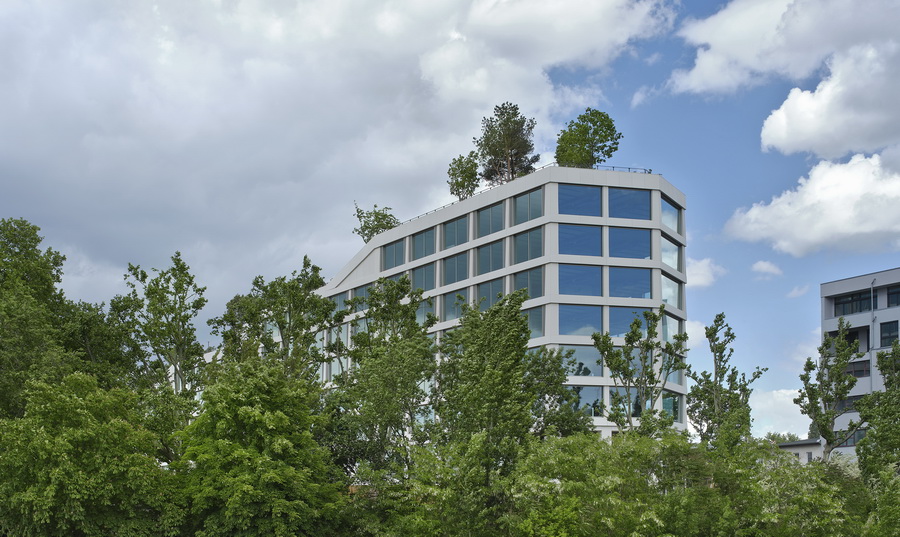 Das neue Bürohaus Aera in Berlin ist für seine einzigartige Parklandschaft bekannt, die sich auf dem kaskadenartig aufsteigenden Dach entlangzieht. © Olaf Rohl/Saint-Gobain Glass