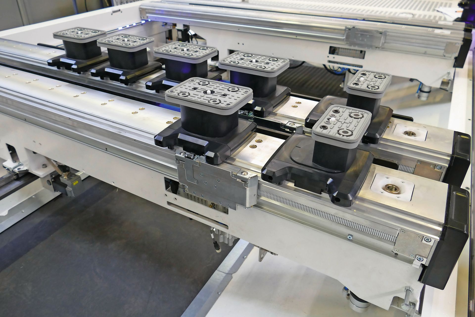 Bei Homag zu sehen: der A-Flex-Tisch, eine Kombination aus Konsolen und automatischem Tisch. (C) Homag