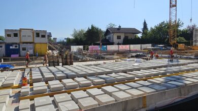 Die Betonelemente werden mit GreenTech Zement von Leube gefertigt und präzise verlegt.