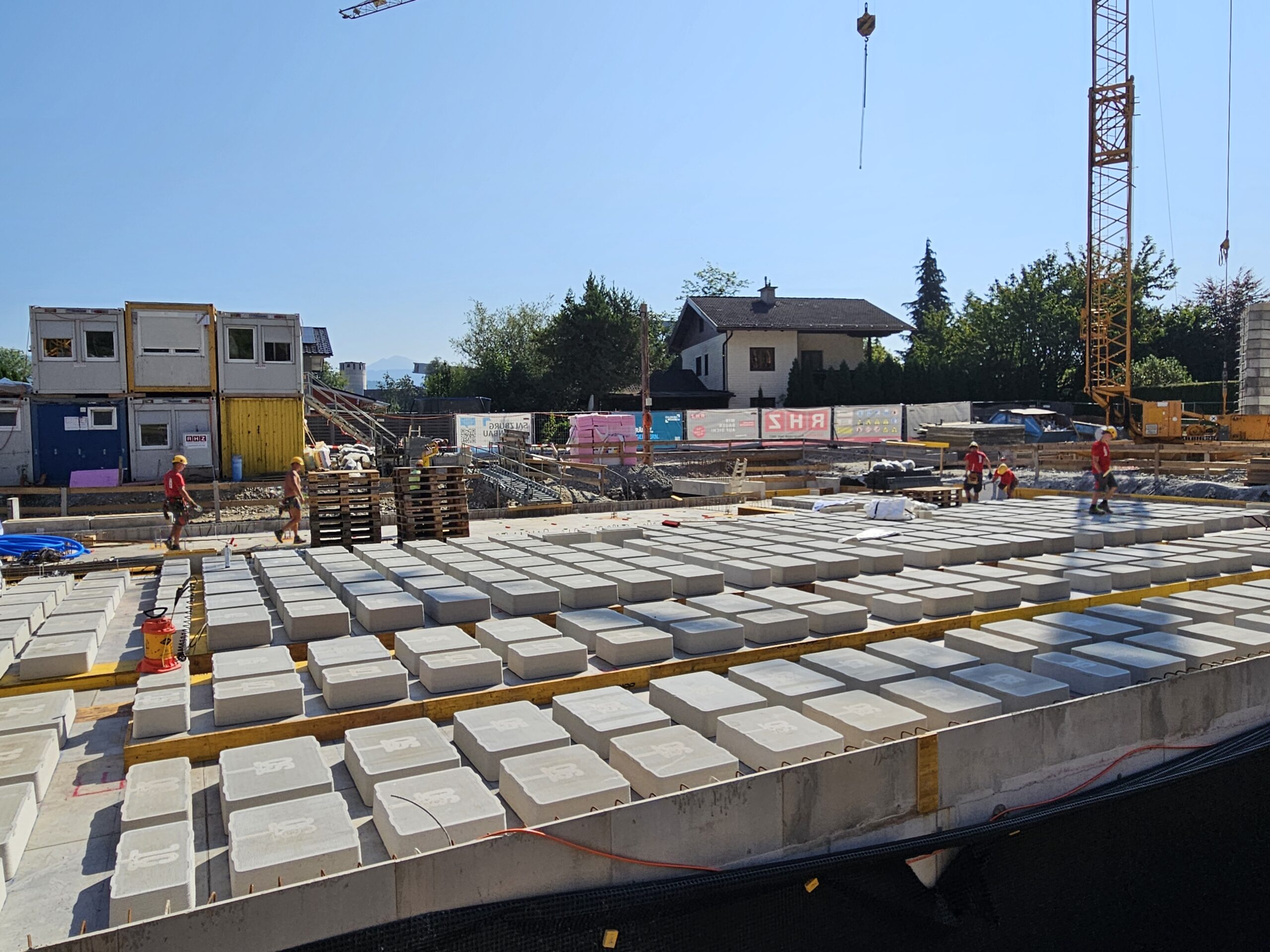 Die Betonelemente werden mit GreenTech Zement von Leube gefertigt und präzise verlegt.