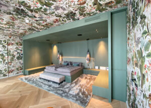 Für jedes Zimmer ein eigenes Konzept: im Bild das Schlafzimmer mit Design-Tapeten an Wänden und Decke.