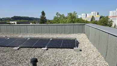 Eine PV-Anlage wurde direkt auf der Kiesschicht aufgestellt. Eine Schutzlage unterhalb der Kiesschicht zur Abdichtung hin ist erforderlich. © Wolfgang Hubner