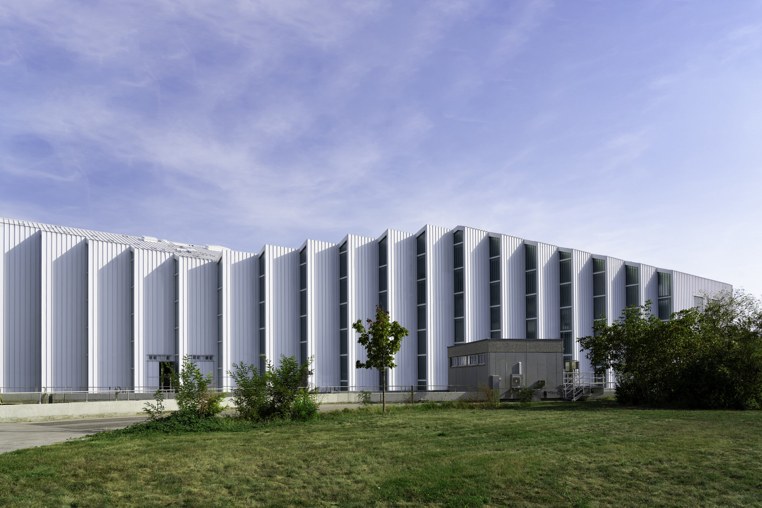 Dieser Industriebau in Wien beeindruckte die Jury des Aluminium-Architektur-Preises im letzten Jahr durch seine klare und skulpturale Formsprache. © smartvoll, Dimitar Gamizov
