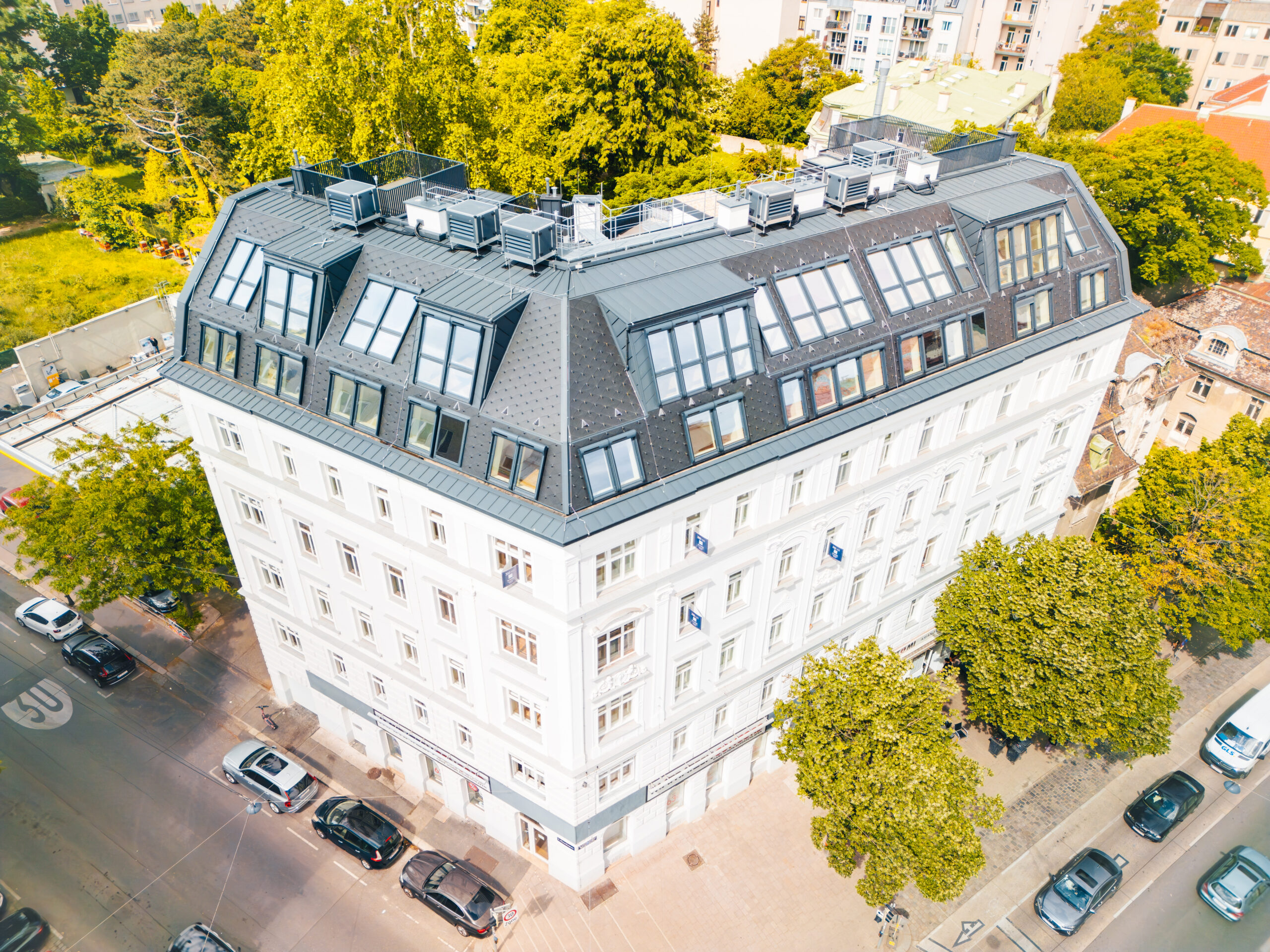 Ein Wiener Gründerzeithaus aus dem Jahr 1900 wurde mit viel Feingefühl zu einem Vorzeigeprojekt modernen Wohnens revitalisiert. Herzstück ist der großräumige Dachausbau.