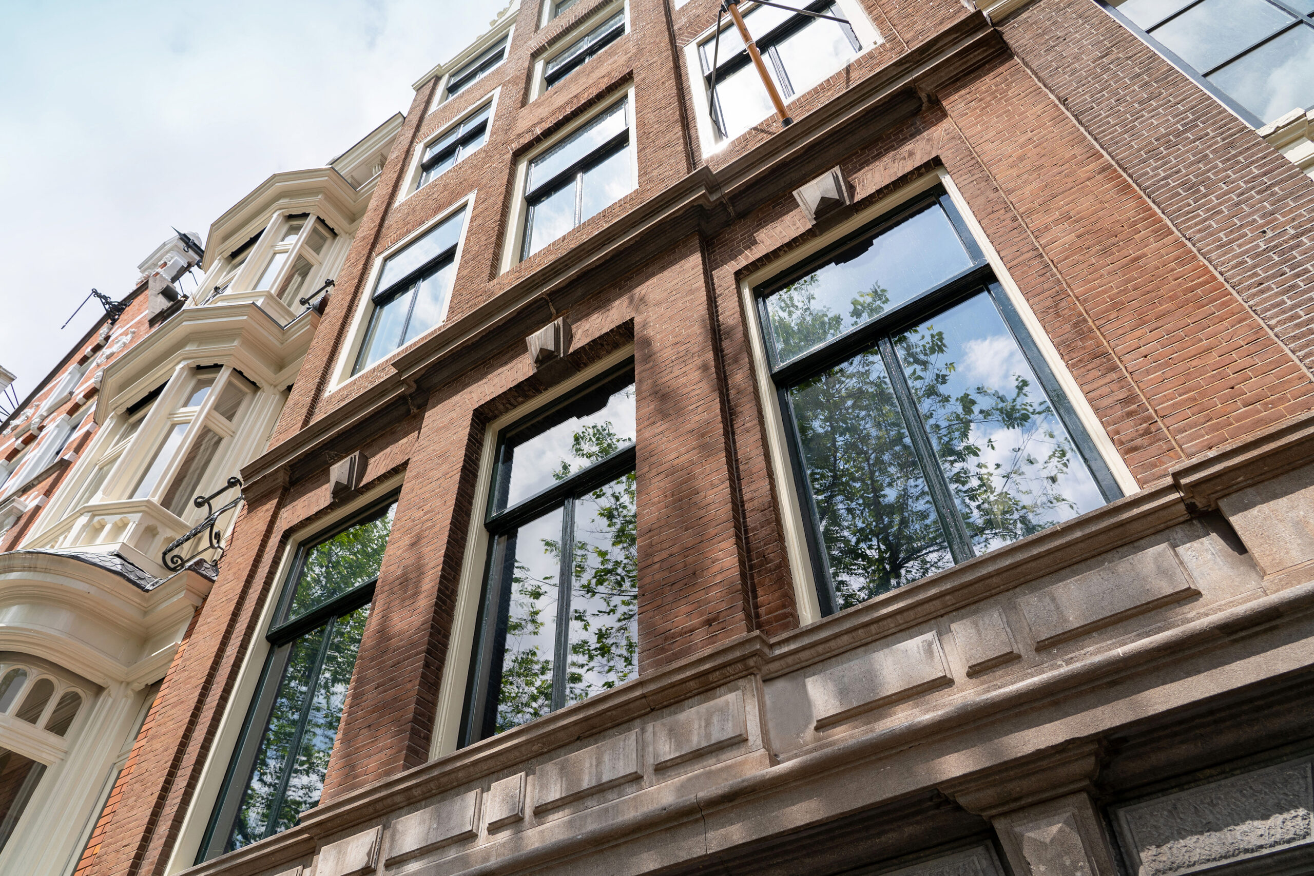 Mit "Pyrobel Fineo" bietet AGC Glass Europe eine Kombination aus Brandschutzglas und Vakuum-Isolierglas an, die feuerhemmende Funktionen mit hoher Wärmedämmung in schlanken Aufbauten verbindet. © AGC Pyrobel