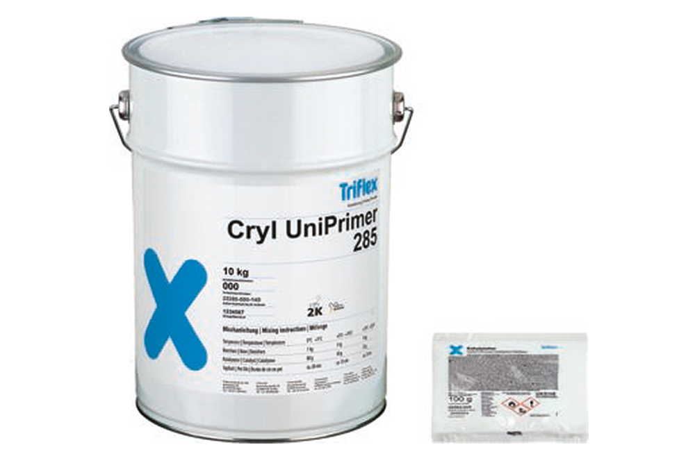 © Triflex Aus 2-fach wird einfach: Mit dem neuen Triflex Cryl UniPrimer 285 gibt es jetzt eine einzige Lösung für alle bituminöse und mineralische Untergründe.