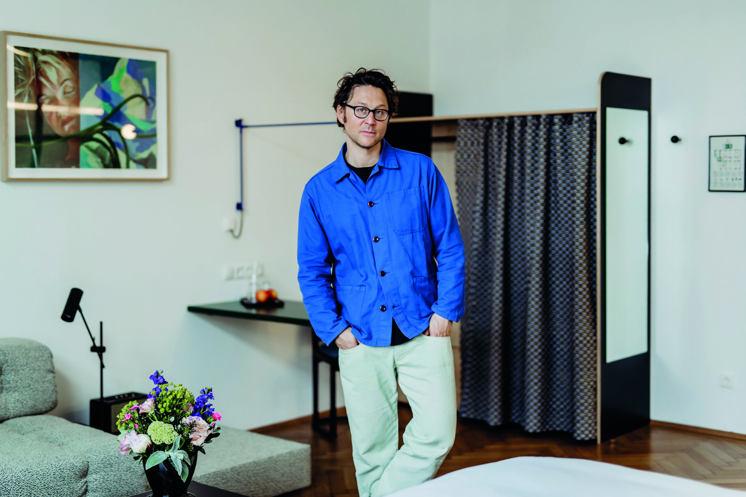 Designer Arthur Arbesser im neuen Zimmer Nummer 30.