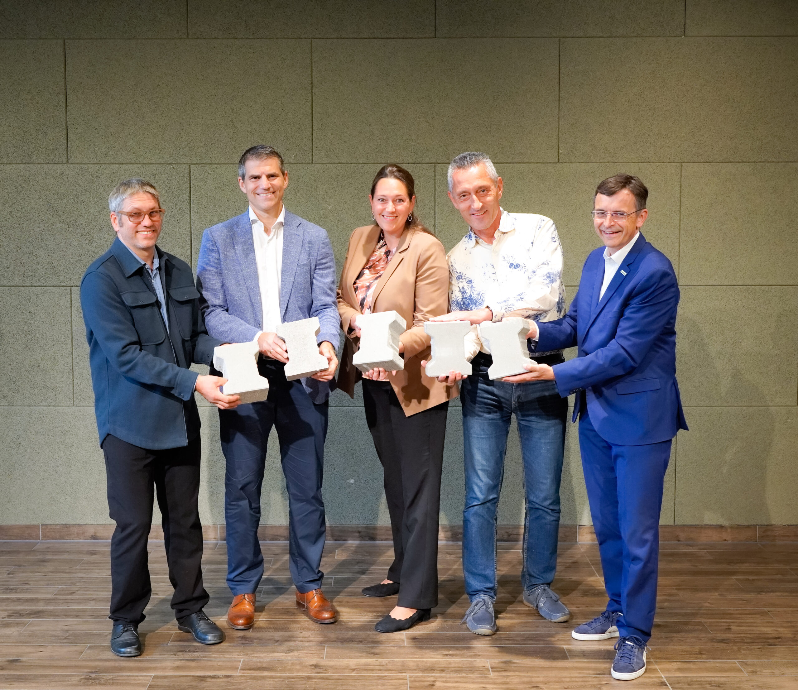 Das Projektteam (v.l.): Jakob Lederer (TU Wien), Wolfgang Moser (Wopfinger Transportbeton), Linda Peer (Linz AG), Josef Thon (MA 48) und Josef Scheidl (Brantner Green Solutions. Copyright: Brantner-David-Assinger