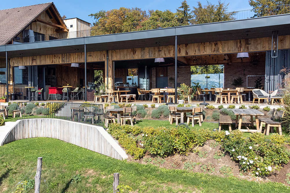 © allinone creative OG für Solarlux GmbH Geöffnete Glas-Faltwand