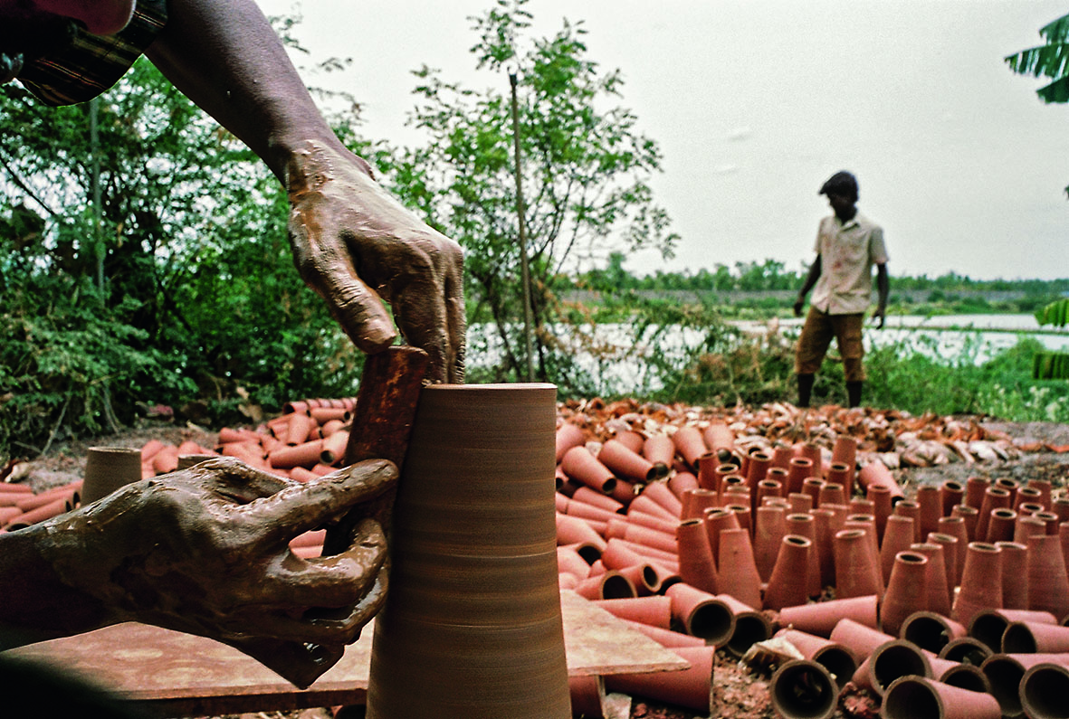 Lokal gefertigte Terrakotta-Kegel bilden die Grundelemente für natürlich ventilierte Gewölbedecken ohne Stahl.