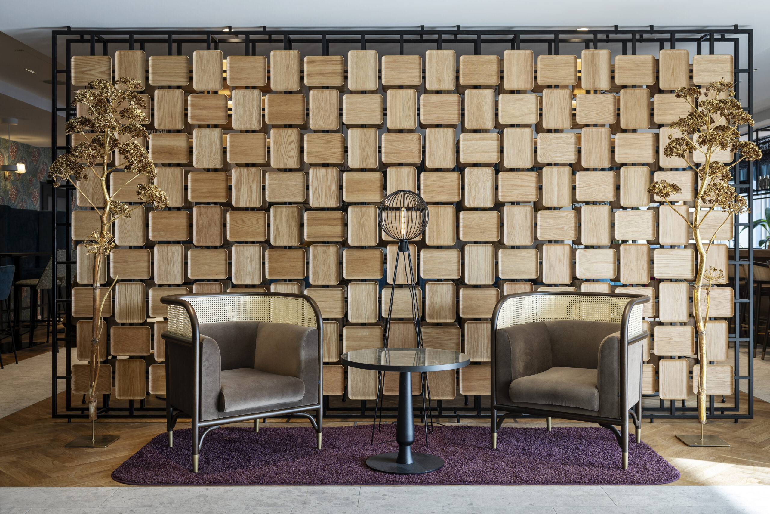 Das Wiener Geflecht in Erinnerung an den klassischen Wiener Kaffeehausstil, Samtsofas und zeitgenössische Kunst spiegeln den Charakter Wiens zwischen Tradition und Moderne wider