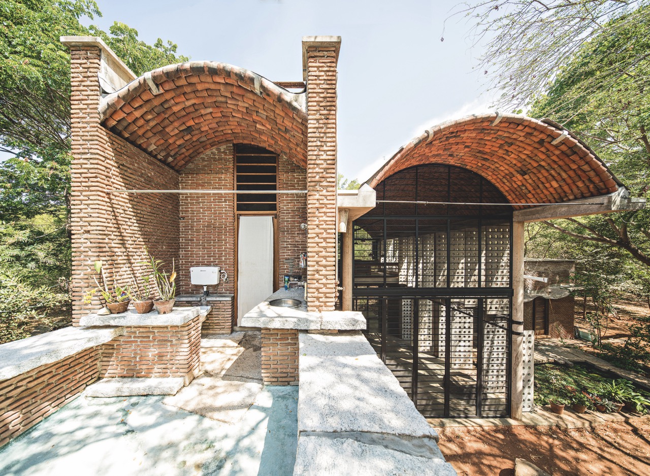 Das Wall House schafft poröse Verbindungen zwischen Mensch und Natur. Anupama Kundoo: Wall House, Auroville, 2000