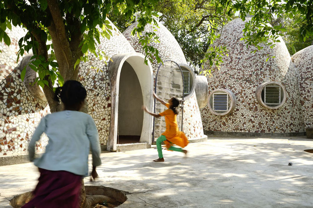 Anupama Kundoo nutzt die In-situ-Brenntechnik, um ein Ensemble zu bauen, das obdachlosen Kindern und ihren Pflegeeltern ein Zuhause bietet. Anupama Kundoo: Volontariat Homes for Homeless Children, Puducherry, 2008