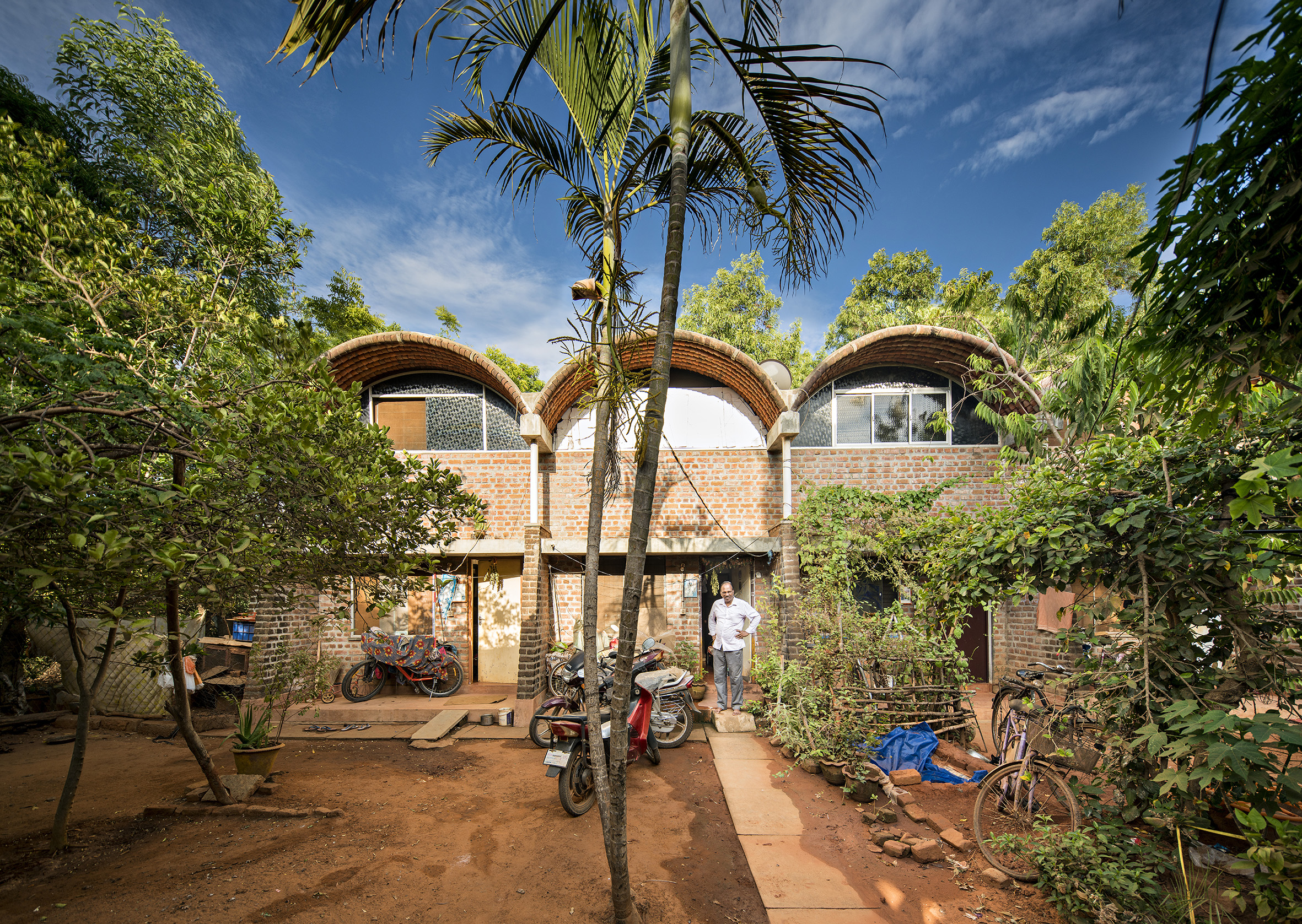 Sozialer Wohnbau mit tragenden Wänden aus Stampflehm. Anupama Kundoo: Sangamam, Auroville, 2003