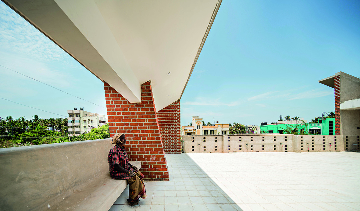 Bei dieser Bibliothek in Puducherry sitzt ein zartes Dach aus Ferrozement auf den Wänden aus lokal hergestellten Ziegeln. Anupama Kundoo: Library Nandalal Sewa Samithi, Puducherry, 2018
