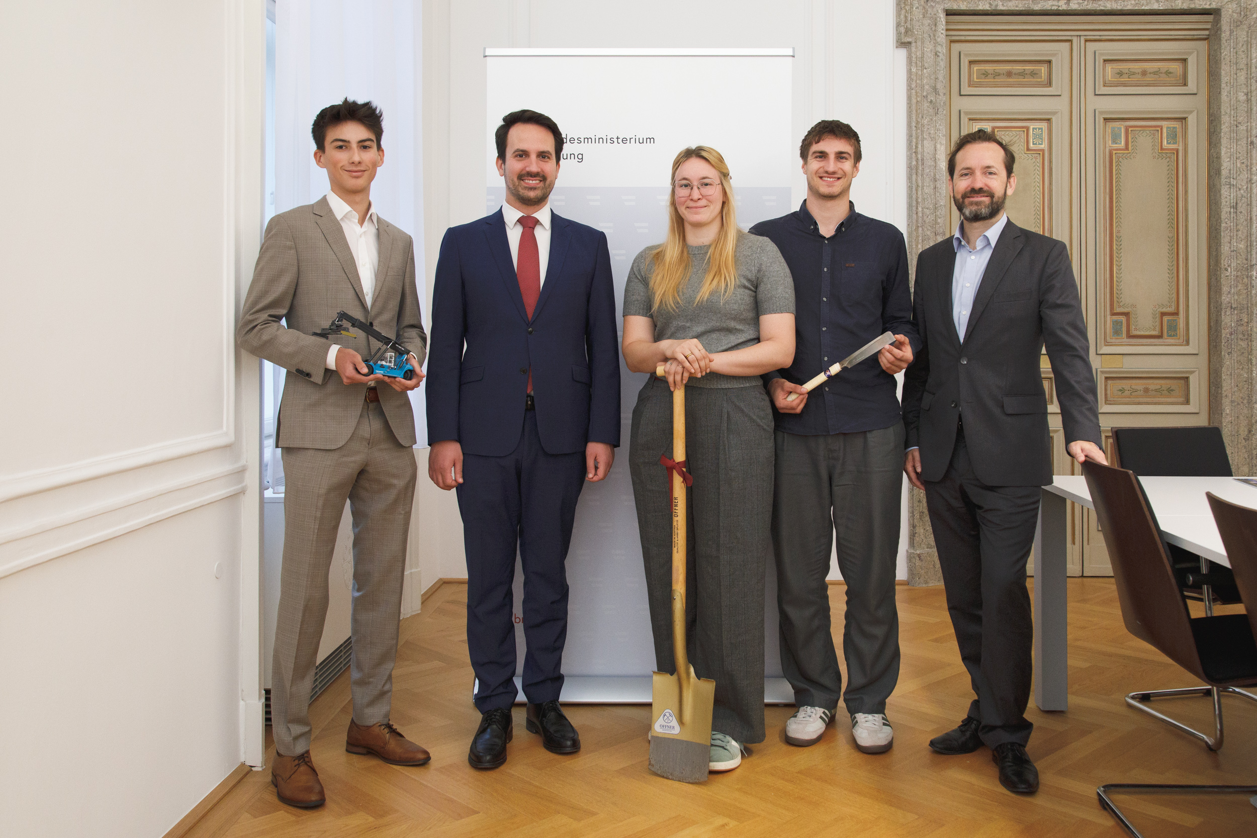Lehrlinge berichten über wertvolle Berufs-Erfahrungen im Ausland: Speditionskaufmannslehrling Oliver Szücs, Bildungsminister Christoph Wiederkehr, Gartenbaufacharbeiterin Eva Brandt, Tischler Sebastian Zöttl und OeAD-GF Jakob Calice (v.l.)