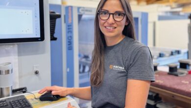 „Es hat lange gedauert, aber jetzt bin ich endlich gelandet“, sagt Michaela Raggl, die sich nach einer elektrotechnischen Ausbildung und längerer Berufserfahrung noch für eine Tischlerlehre entschied.