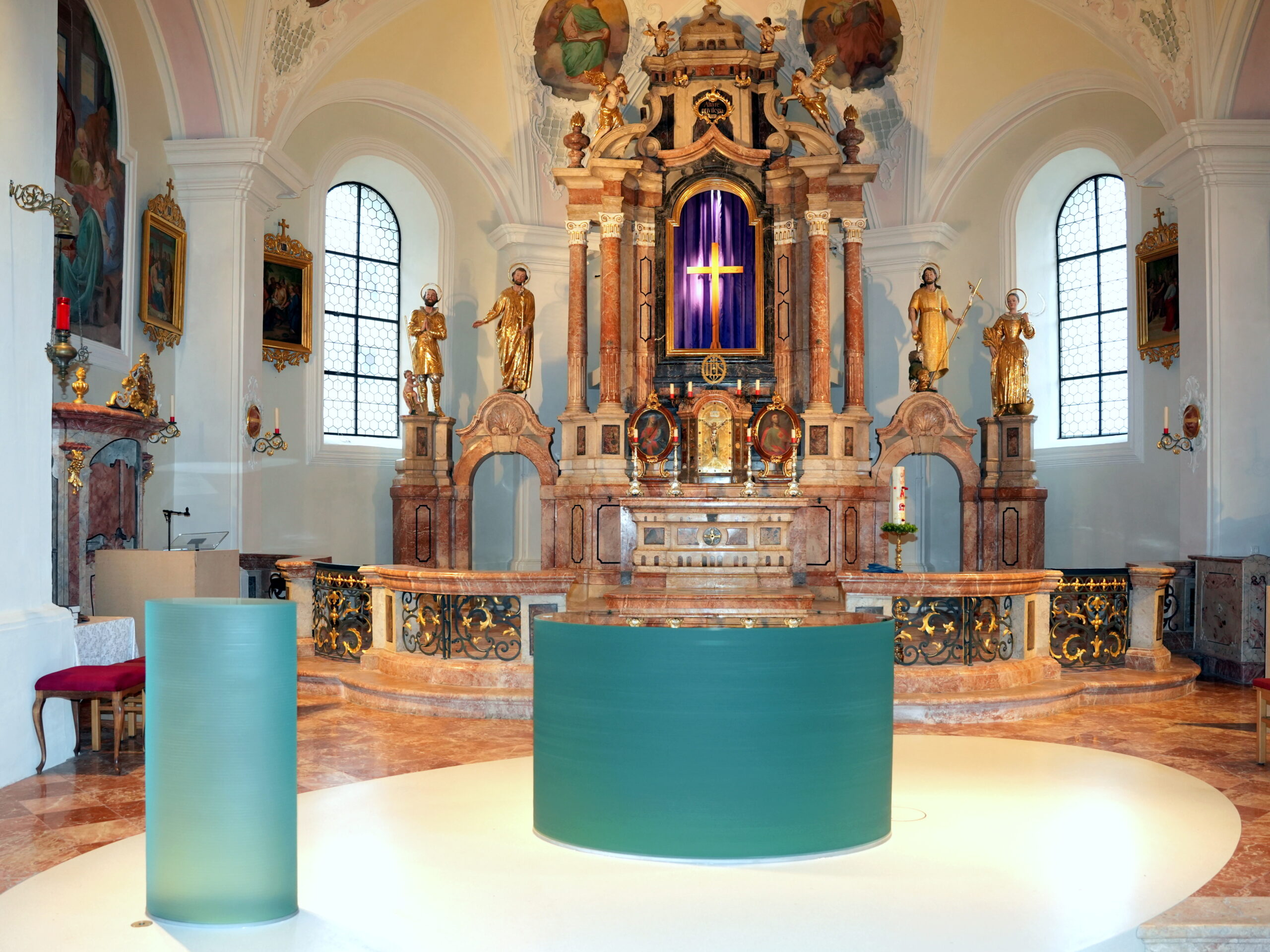 Das Siegerprojekt der Das Siegerprojekt der Austrian Glastechnik Awards 2025 in der Kategorie Glaskunst ist sehr beeindruckend und speziell: Das Team von Glas Siller fertigte einen Altar, ein Taufbecken und einen Ambo aus geschichtetem Weißglas.