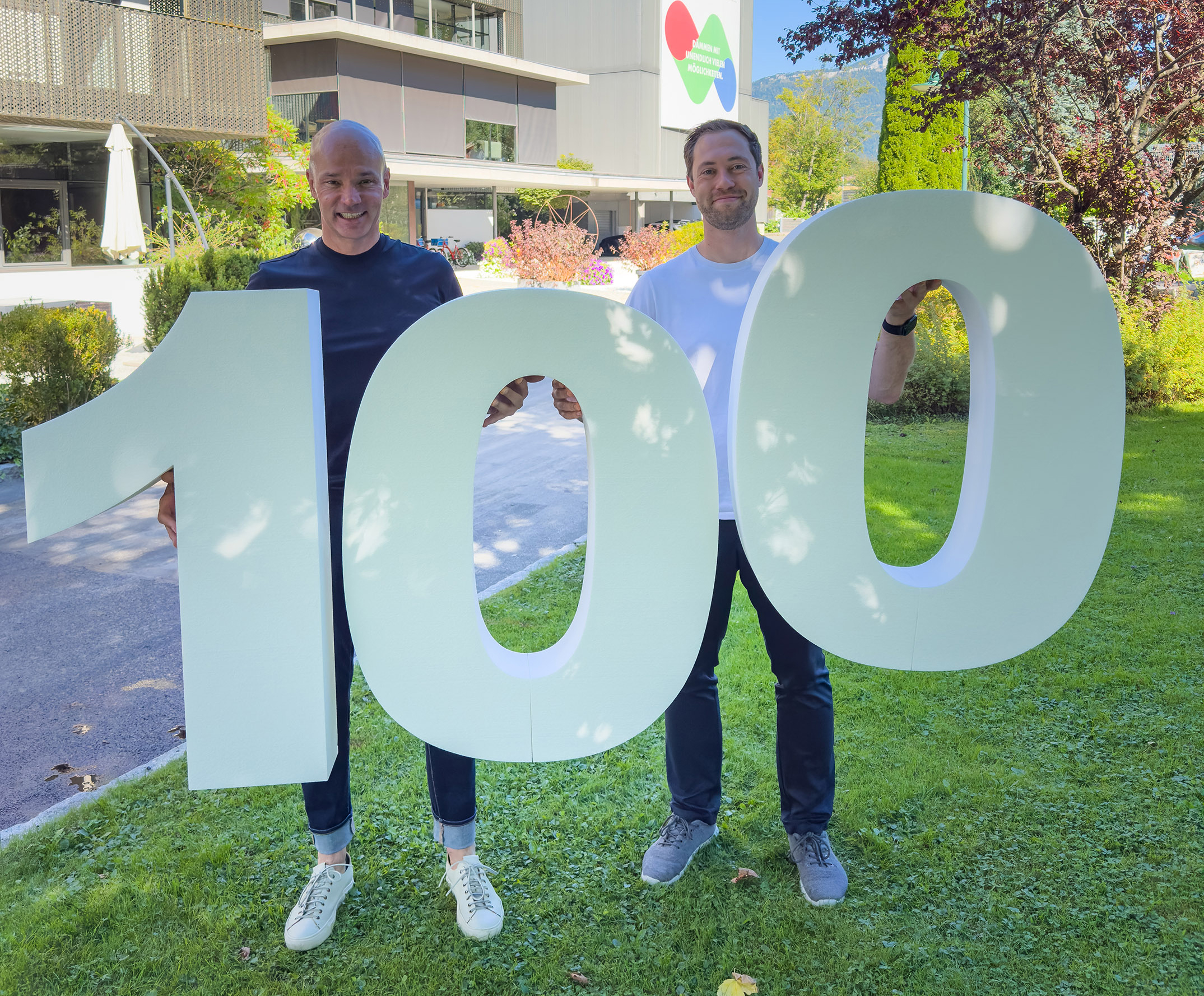 EPSolutely: Bis voraussichtlich Ende 2025 wird die 100-Tonnen-Marke geknackt – sind sich Roland Hebbel, GF Steinbacher (li.) und Maximilian Bernard, Leitung Forschung & Entwicklung, sicher.