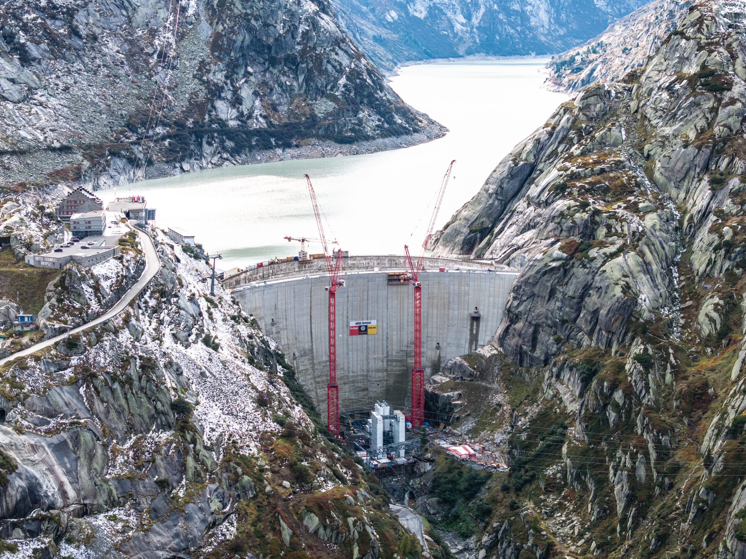 Die fertige neue Stau-mauer Ende Septem-ber 2024, kurz vor der Demontage des ersten WOLFF Krans. © grimselfoto.ch