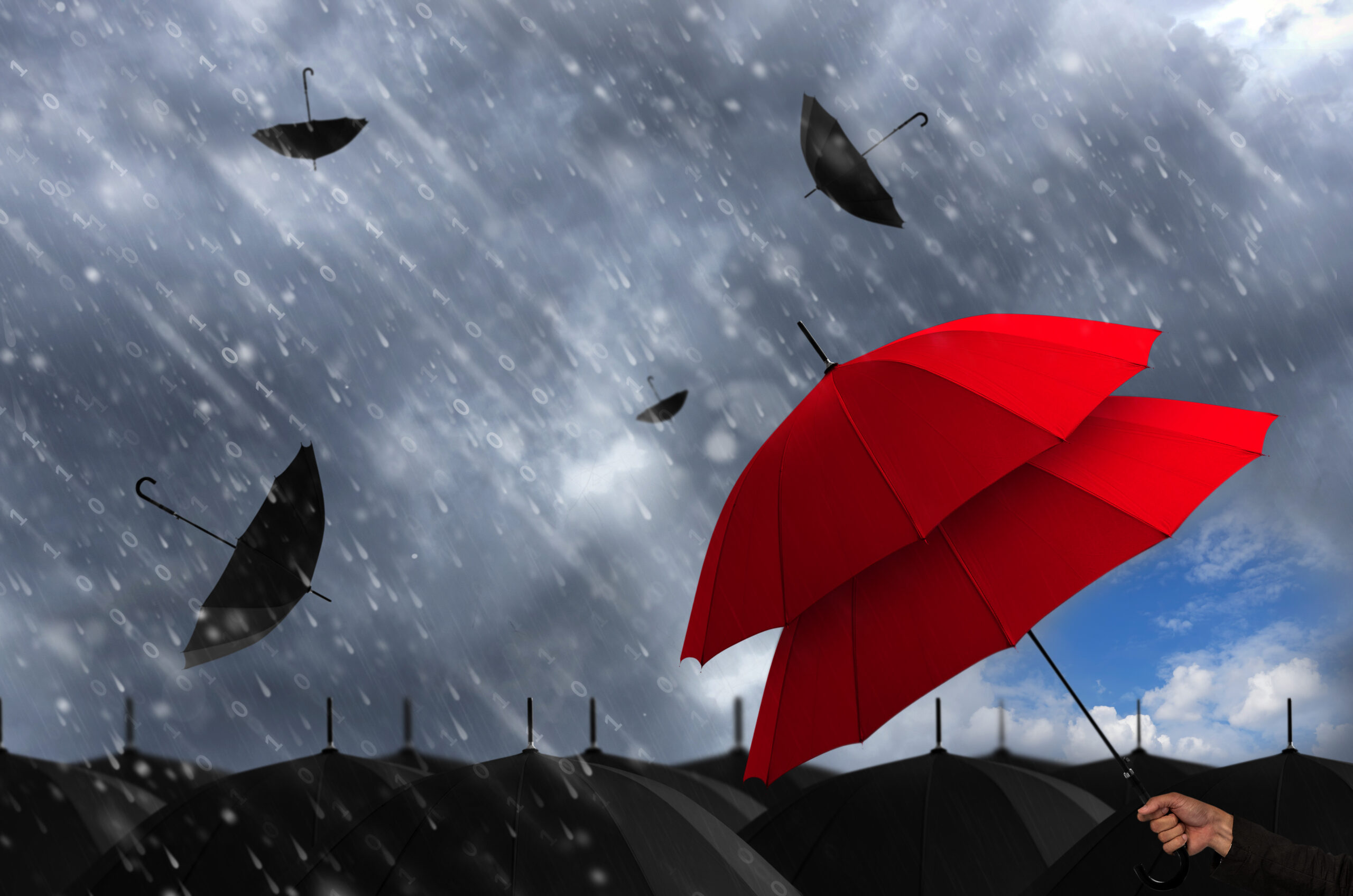 Regenschirme im Starkregen © NirutiStock iStock Getty Images Plus
