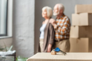 Symbolbild, älteres Paar mit Hausschlüssel. © LightFieldStudios iStock Getty Images Plus