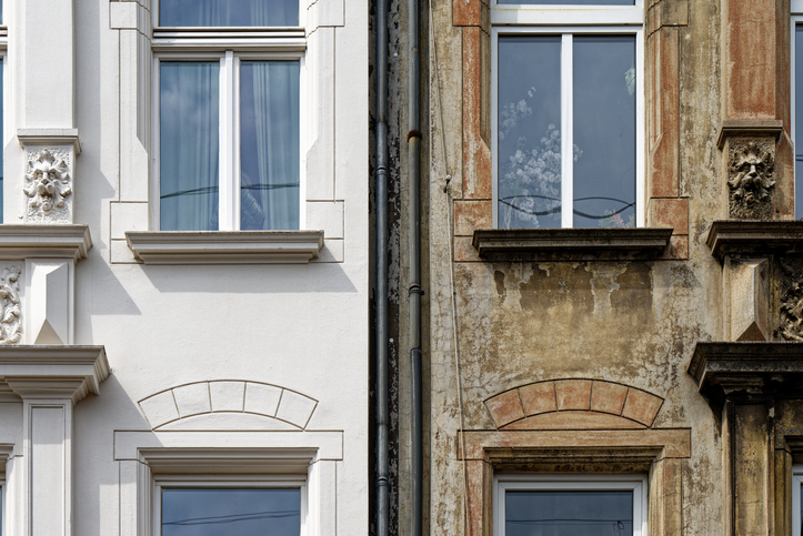 Sanierung: Renoviertes und nicht renoviertes Altbau Haus.